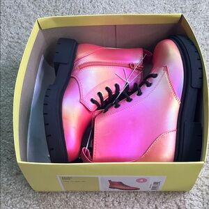 Art Class Iridescent Pink Kids Boots, NWT, size 4